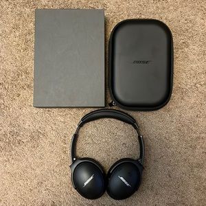 Bose qc45 wireless headphones. New. Listened to one time then bought the 700